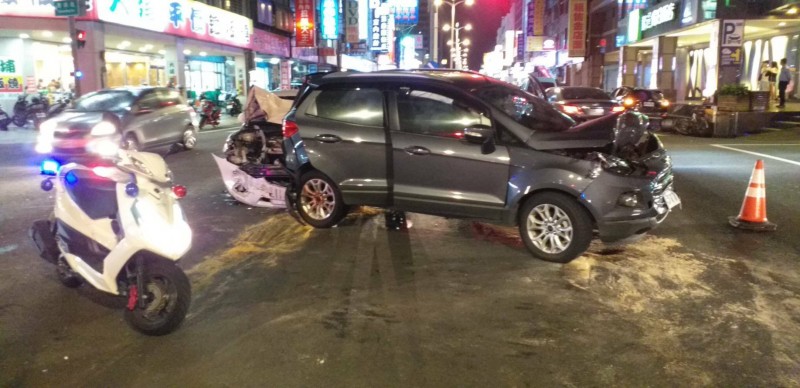 呂姓女子酒後駕車連撞3車，現場一片混亂。（記者周敏鴻翻攝）