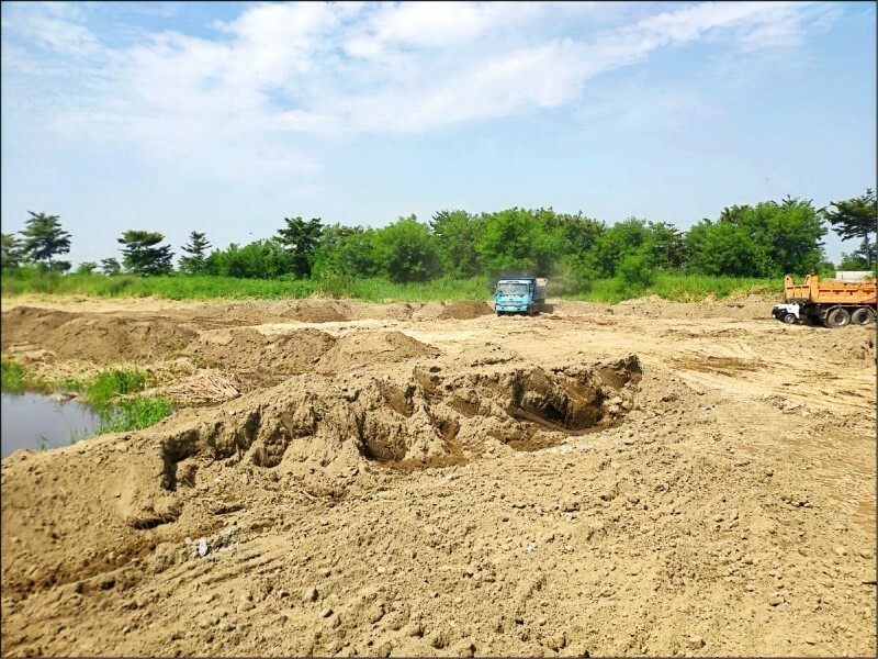 針對學甲爐碴案清運現況，即日起南市環保局「開直播」，全程公開現場清理情形，邀民眾共同監督。（記者王姝琇翻攝）