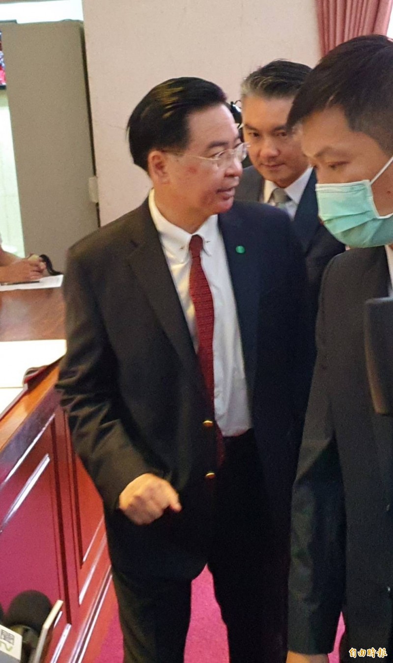外交部長吳釗燮(左一)。(記者謝君臨攝) 外交部長吳釗燮(左一)。(記者謝君臨攝)