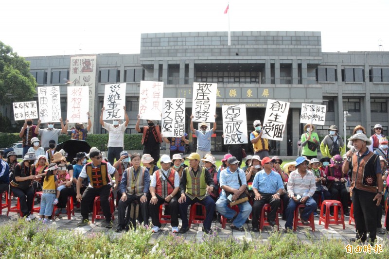 好茶部落族人今天到屏東縣政府陳抗強拆違建議題，過程中還發生民眾引火自焚插曲，縣府原民處強調，違建不僅違法更有安全疑慮，拆除違建立場不變。（記者邱芷柔攝）