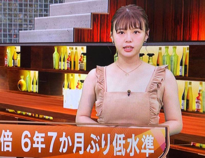日本女主播井口綾子日前身穿一襲卡其色無袖連身衣褲播報新聞，現場光線照射下讓衣服顏色如同膚色。新聞播出後，不少網友將畫面截圖PO網說，「還以為是裸體圍裙」。（擷取自@zarigani03推特）
