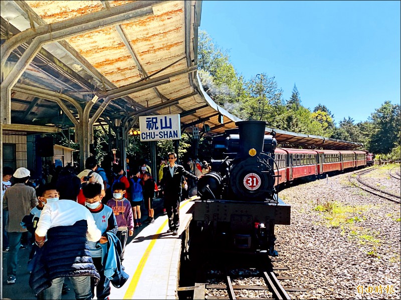 祝山車站改建前夕，林鐵加開百年蒸汽火車SL-31末班車載遊客來為老車站送行。（記者蔡宗勳攝）