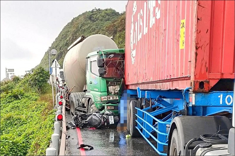 江男被撞後，被夾在兩台大型車輛中慘死。（記者吳昇儒翻攝）