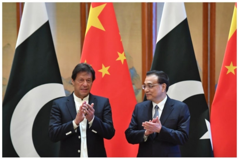 中國國務院總理李克強（右）去年4月接見來訪的巴基斯坦總理伊姆蘭．汗（左）。（歐新社檔案照）