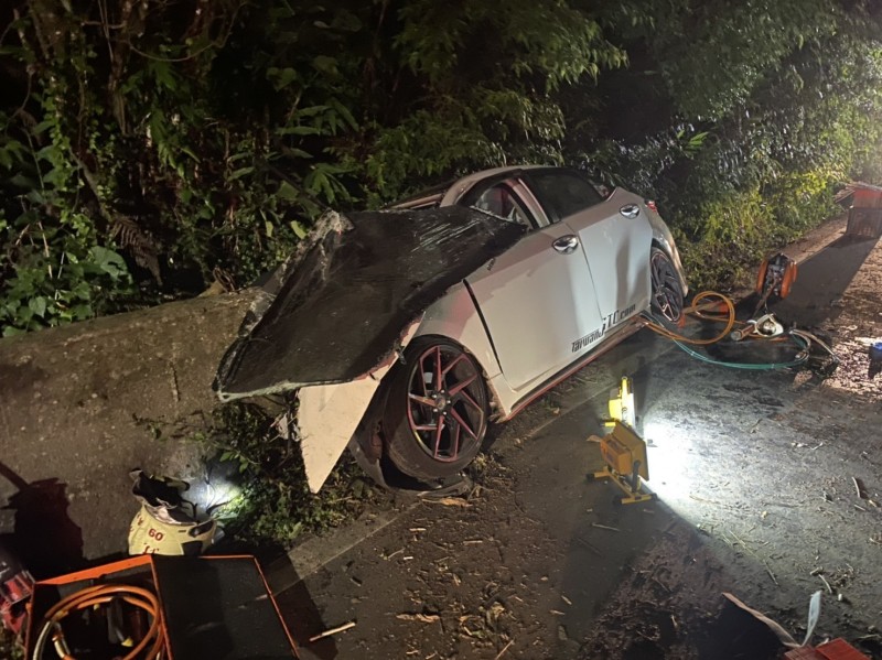 新竹縣五指山山路凌晨發生自小客車自撞山壁意外。（新竹縣政府消防局提供）