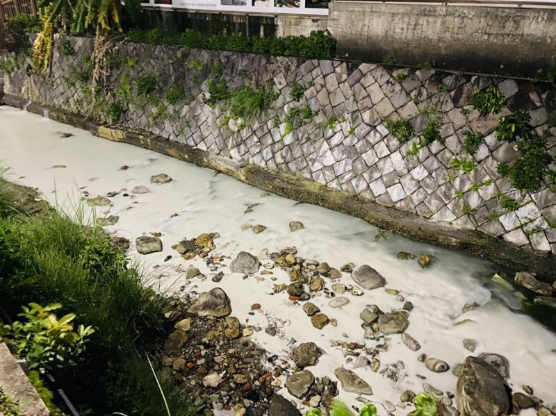 北投溪遭廢水污染。（民眾提供）