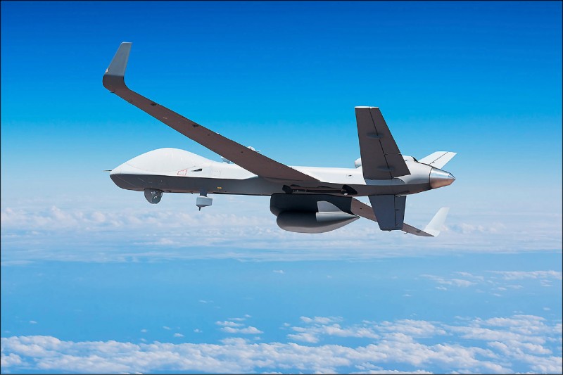 MQ-9無人機為美商通用原子航空系統公司（GA-ASI） 產製的大型無人飛行載具，可執行監控、偵蒐任務，其機翼設有武器掛架，可掛載地獄火飛彈、GBU-12炸彈以攻擊地面目標。我國欲採購的型號為MQ-9B「海上衛士」，最高巡航速度達370公里、最大滯空時間達40小時，加上4萬小時的使用壽命，其「耐操、持久」特性將對國軍情監偵能力有莫大幫助。（圖：通用原子航空系統公司官網，文：記者涂鉅旻）