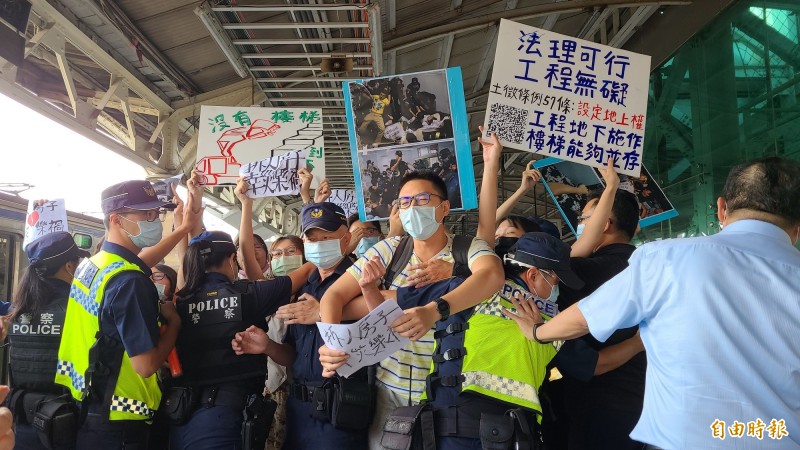 聲援南鐵地下化拆遷戶黃春香的學生，突襲台南市長黃偉哲行程高分貝抗議，被現場人員與警方阻擋在外圍，場面一度混亂。（記者劉婉君攝）