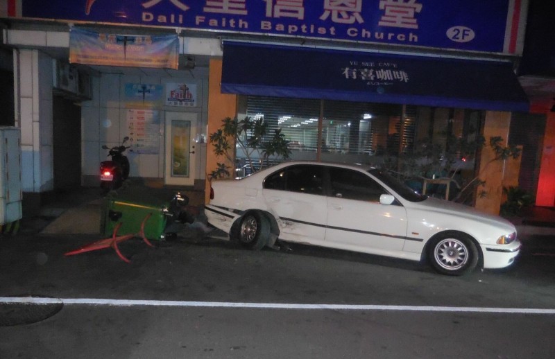 一輛BMW今天凌晨在大里中興路2段、現岱路口和一輛休旅車發生車禍，BMW的男駕駛竟棄車逃離現場。（記者陳建志翻攝）