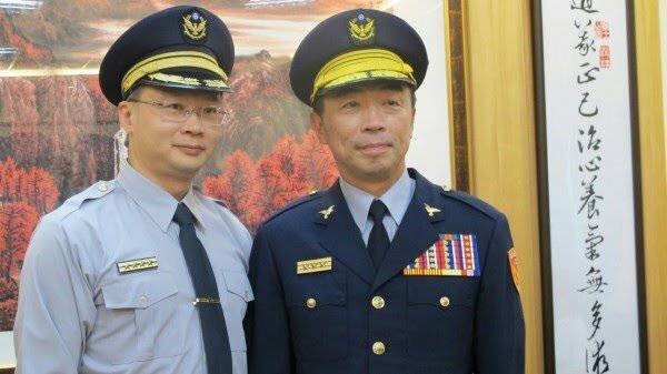 延宕近1個月的高市警局公關室主任人事案終於定案，警察局長劉柏良借將刑事局公關主任蔡鴻文（左）。（記者黃良傑翻攝）