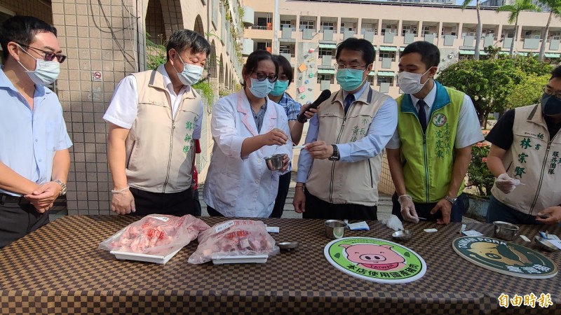 台南市政府到立人國小抽驗學校午餐肉品，均未檢出萊克多巴胺。（記者劉婉君攝）