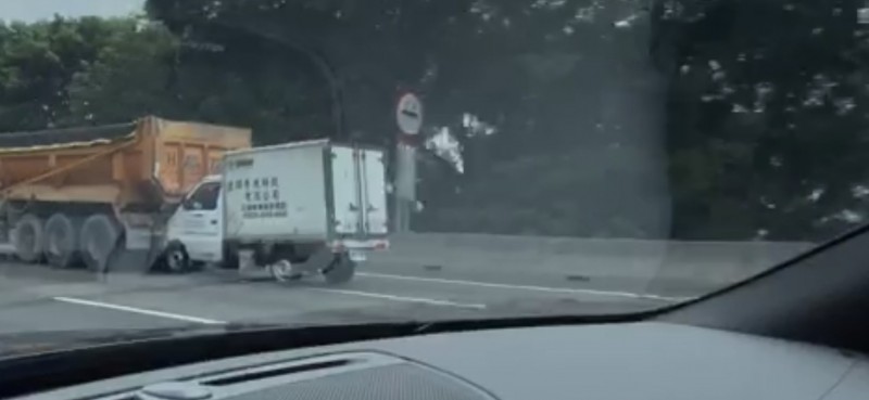 高速公路上發生大貨車連著小貨車的奇特情景。（記者翁聿煌攝）