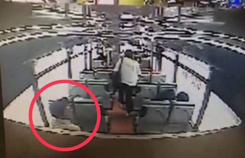 陳姓老翁（紅圈者）坐在公車後排把玩生殖器。（記者陳薏云翻攝）