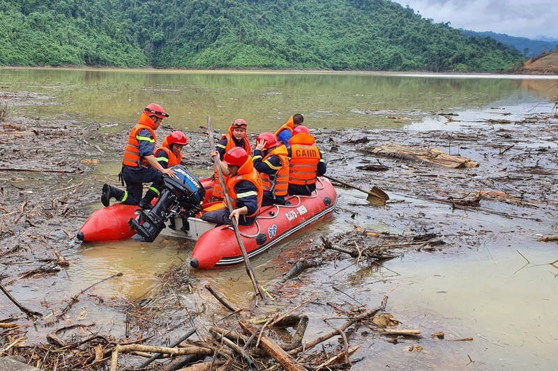 越南中部的承天順化省有座水電大壩周邊發生山崩，造成17名建築工人失蹤，當局派出的13名搜救人員也失聯，緊急再派600多名士兵前往搜救，遺憾的是最後13名失聯的搜救人員全數殉職。圖為搜救現場。（歐新社）