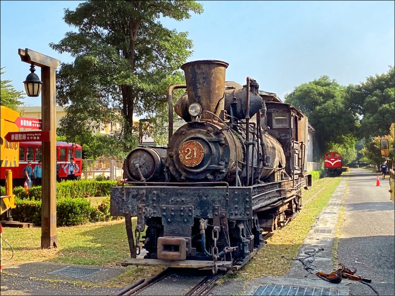 Shay SL-21號蒸汽火車昨運至台中市廠區整修。（記者林宜樟翻攝）