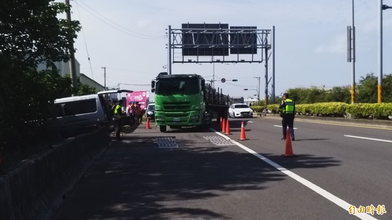 台61線西濱快速道路鳳鼻尾明隧道限高4.6公尺，屢次遭超高車輛撞損設備及限高門架，公路總局一處新竹工務段今早首度會同新竹警方和監理所，執行超高車輛路檢擴大聯合稽查。（記者廖雪茹攝）