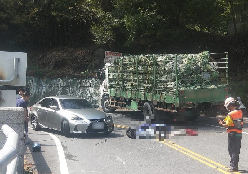 南投縣仁愛鄉台14線人止關路段仁愛橋頭發生死亡車禍，機車後座乘客倒地遭對向大貨車直接輾過頭部當場死亡。（民眾提供）