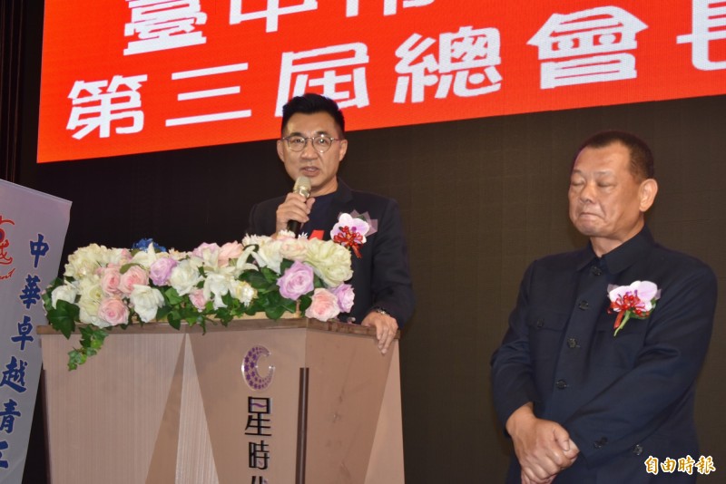 國民黨主席江啟臣（左）於台中市卓越青工總會的總會長交接大會中說，年輕人正等待國民黨伸出雙手擁抱。（記者張瑞楨攝）