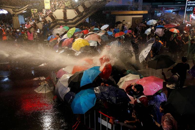 泰國警方今日首度出動高壓水砲車，並施放催淚煙霧。（路透）