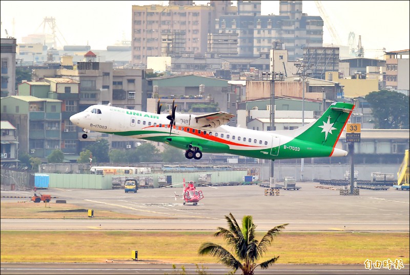 立榮航空B7-9051軍包機前天飛往東沙島途中，進入香港飛航情報區前，被告知二萬六千呎以下有「危險活動」，二十年來首度被禁入，原機被迫折返。圖為立榮同款螺旋槳飛機。（資料照，記者張忠義攝）