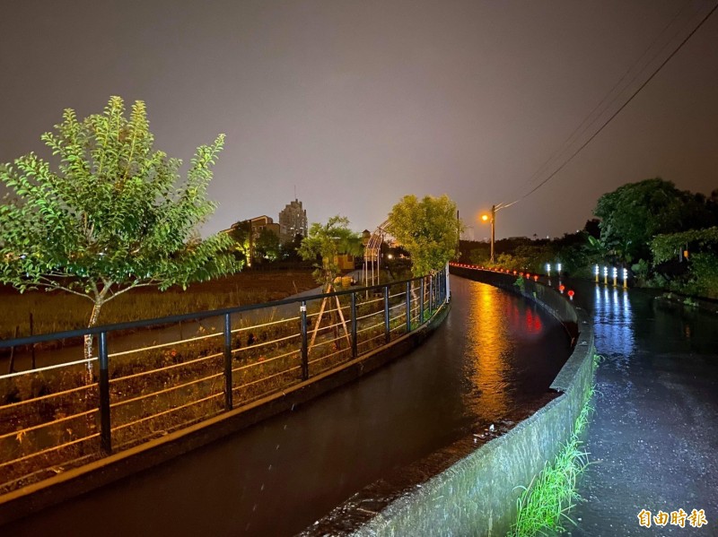 宜蘭雨狂下!稻田水溢到馬路 民眾：大排「9分滿」 - 宜蘭縣 - 自由時報電子報