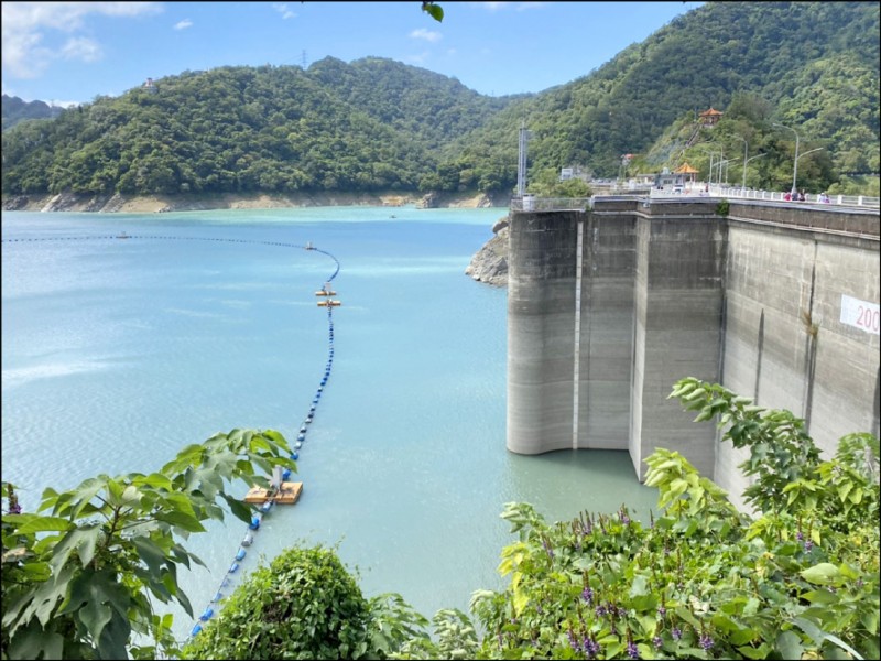 今年水情嚴峻，經濟部與農委會14日決議宣布桃竹苗停灌。石門水庫水情拉警報，桃園地區14日起實施離峰時段減壓供水。（資料照）