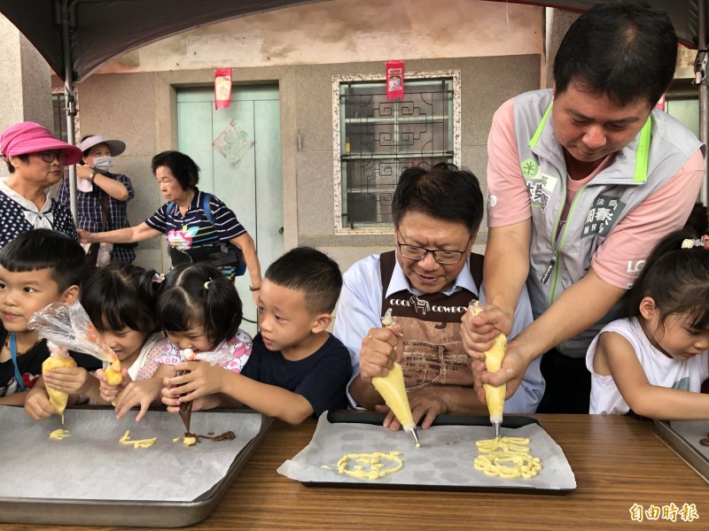 屏東縣長潘孟安（右三）和小朋友一起製作香檬餅乾。（記者羅欣貞攝）