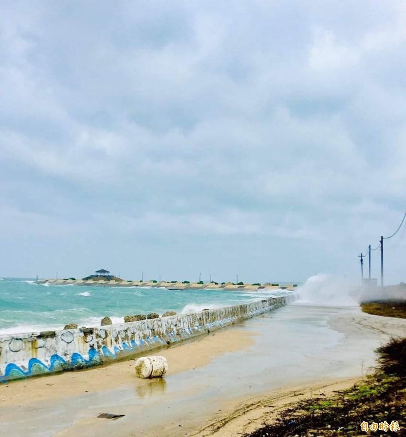 漲九降 暴潮襲澎湖桌椅飄海上 水淹籃球場 生活 自由時報電子報