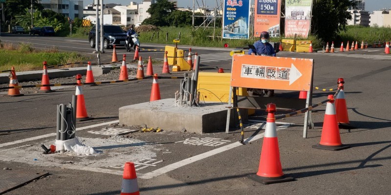 新營區金華路及長榮路道路優質化工程開工迄今，議員蔡育輝質疑車禍不斷，居民怨聲載道。（蔡育輝提供）