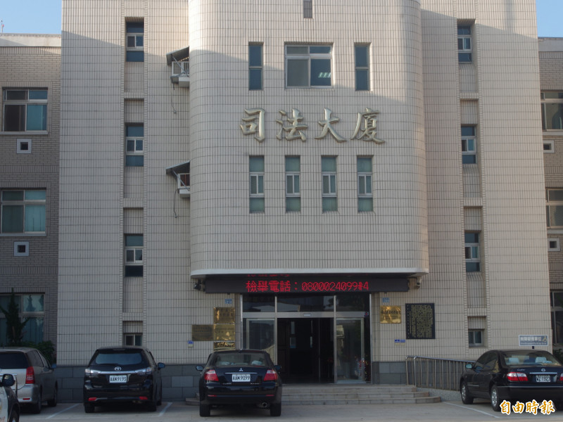中國籍「國良919」號抽砂船,10月3日晚間11時許利用夜色越界進入馬祖南竿海域盜砂,被我國馬祖海巡隊人贓俱獲,連江地檢署將金姓船員等11人訊問後,向連江地方法院聲請羈押,全數獲准。
(記者俞肇福攝) 中國籍「國良919」號抽砂船,10月3日晚間11時許利用夜色越界進入馬祖南竿海域盜砂,被我國馬祖海巡隊人贓俱獲,連江地檢署將金姓船員等11人訊問後,向連江地方法院聲請羈押,全數獲准。
(記者俞肇福攝)