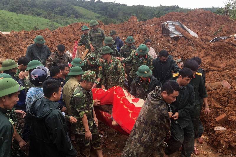 越南軍營遭土石掩埋，22名官兵罹難，其中包含兩個將軍，恐是越南承平時期最嚴重的軍事損失。（法新社）