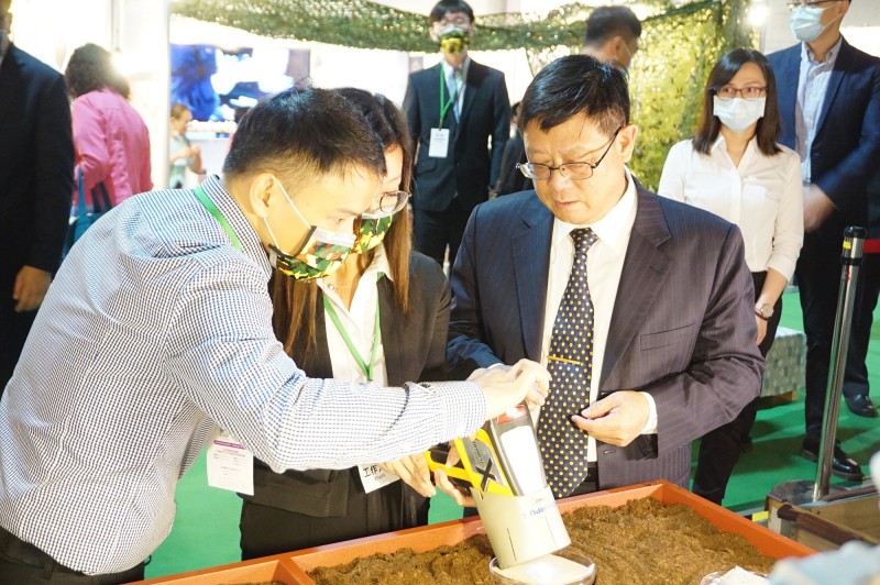 環保署長張子敬今日參加土壤及地下水污染整治法20周年特展。（環保署提供）