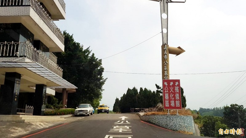 嘉義縣民建議嘉義市殯葬園區內道路應打通，讓車輛進出動線分流。（記者林宜樟攝）