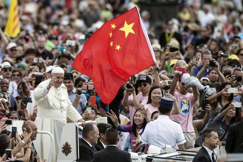 中國外交部今天（22日）正式宣布，經過雙方有好協商後，《梵中協議》決定續簽2年。圖佐白袍者為教宗方濟各。（歐新社）