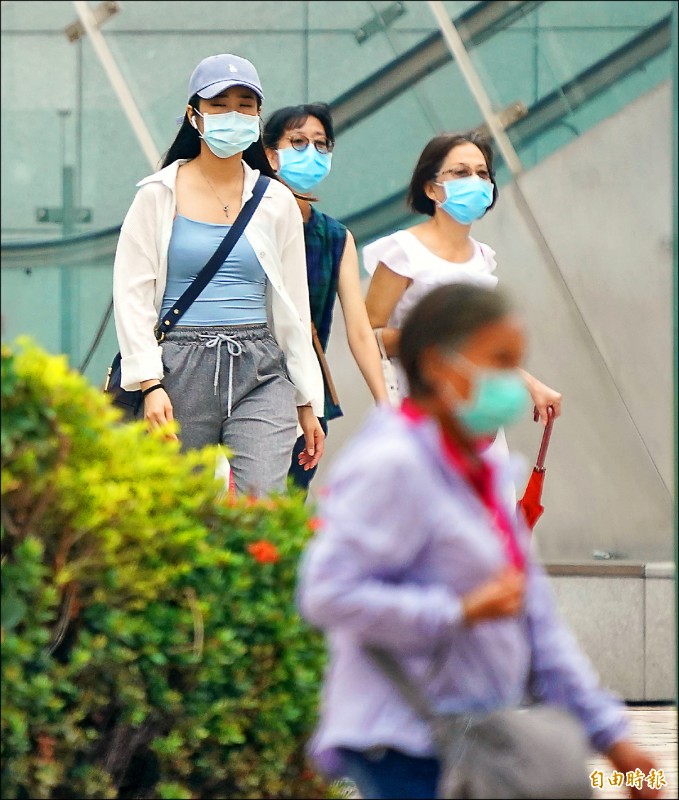 中國霾害、沙塵南下，今天凌晨起隨著東北風入侵台灣，上半天北部空氣品質率先受影響，午後則逐漸影響中南部地區，民眾需注意配戴口罩加強自身防護。（記者黃志源攝）