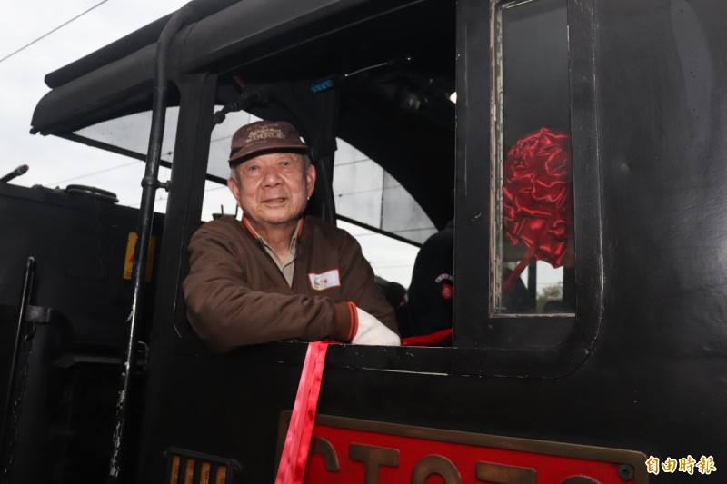 駕駛蒸汽火車的資深駕駛郭約義經過40年的時光，再度駕駛「女王」馳騁於蘭陽平原。（記者林敬倫攝）