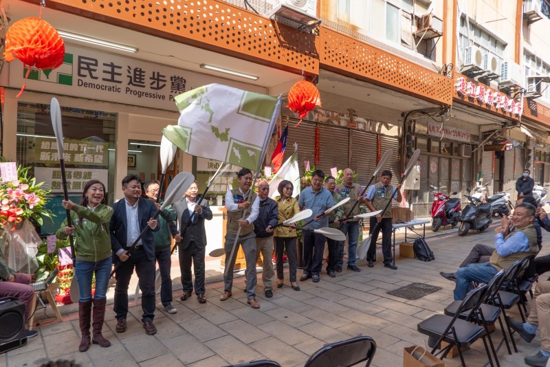 民進黨連江縣黨部24日舉行揭牌典禮，眾人一同舉起船槳，象徵台澎金馬同舟共濟，走向共同的未來。（民進黨連江縣黨部提供）