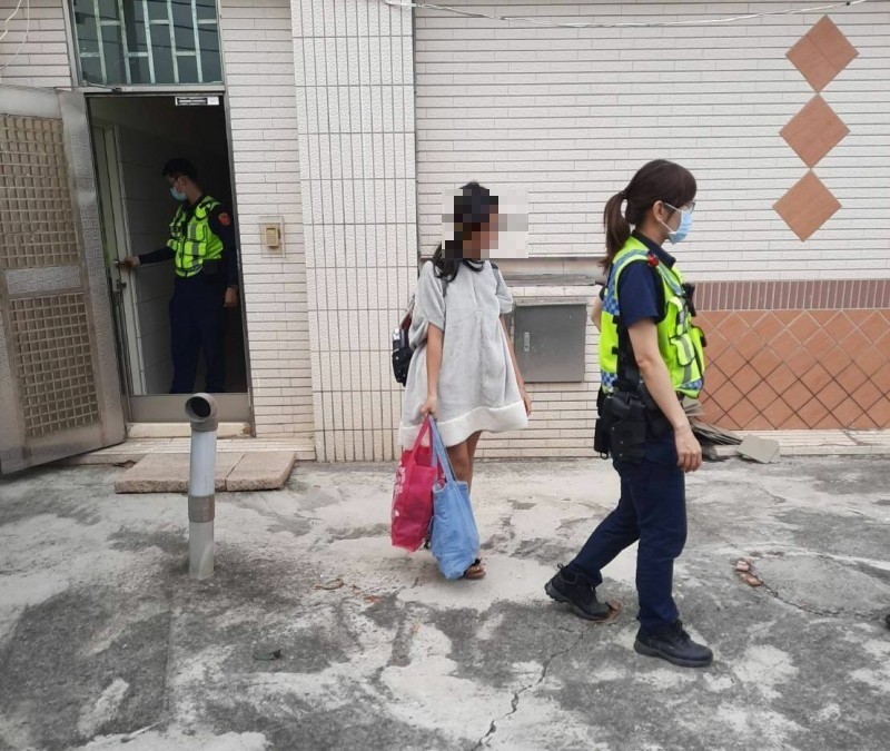 台南警方在永康區南姓男子租屋處尋獲離家的許姓少女。（記者陳建志翻攝）