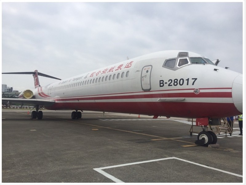 MD-82 B-28017航空器目前停放於松山機場機棚外，.拍定後按現況點交。（圖取自行政執行署網站）