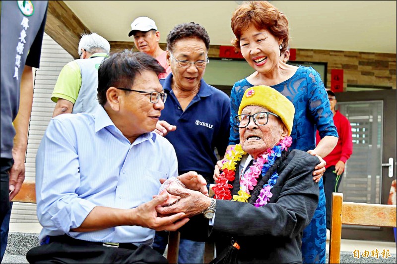 屏東縣長潘孟安（ 左）與前議員邱有進（右）分享「要活就要動」的養身秘訣。（記者邱芷柔攝）