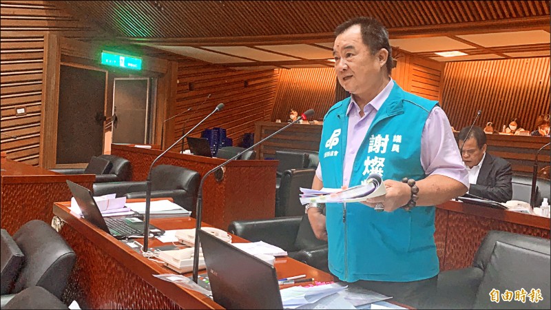 宜蘭縣議員謝燦輝質疑，縣府有沒有能力負擔鐵路高架化地方自籌款。（記者蔡昀容攝）