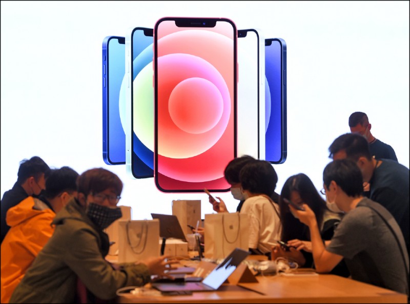 通訊軟體近日有訊息聲稱「將抽出10位名額免費獲得iPhone12，人人皆可抽獎」並附抽獎網址連結。資安專家表示，此為常見的詐騙訊息。（資料照）