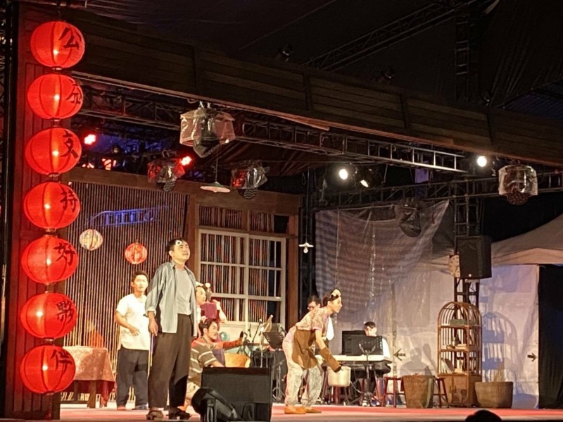 昨晚（24日）在台東新東糖廠文化園區免費演出的台味歌舞戲《十二碗菜歌》。（記者黃明堂翻攝）