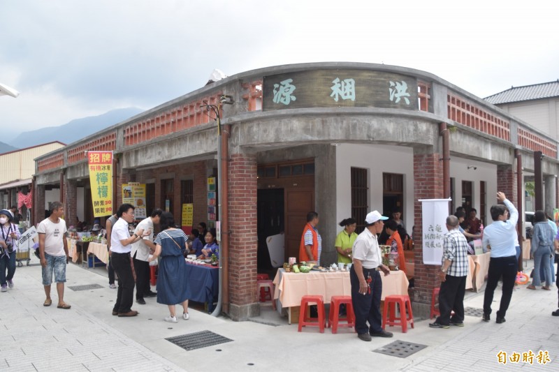 洪稇源商號是日治時期六龜少見的磚造建築。(記者蘇福男攝) 洪稇源商號是日治時期六龜少見的磚造建築。(記者蘇福男攝)