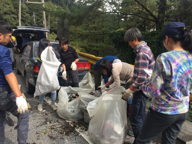 志工淨山。（花蓮林管處提供）