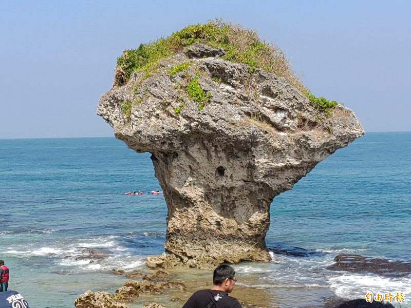 小琉球花瓶岩是知名景點。（記者陳彥廷攝）