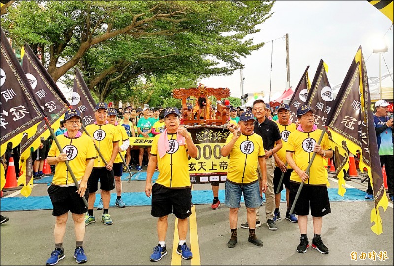 埔鹽順澤宮辦路跑，廟方出動神轎請玄天上帝帶頭領跑。 （記者陳冠備攝）