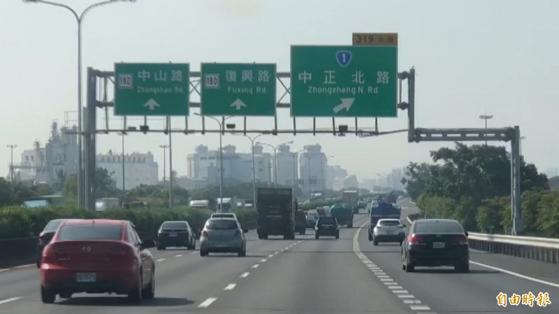 國道1號台南永康、大灣及台南交流道等出口標示，最近改為路名，引發民怨。（記者劉婉君攝）