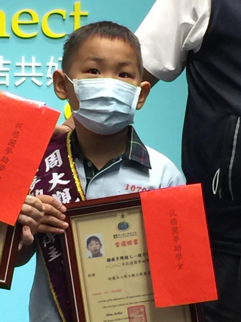 抗癌小超人!小二生同司浩接連受臂叢神經斷裂及腦癌所苦,立志當復健師助人。(記者蘇孟娟攝) 抗癌小超人!小二生同司浩接連受臂叢神經斷裂及腦癌所苦,立志當復健師助人。(記者蘇孟娟攝)