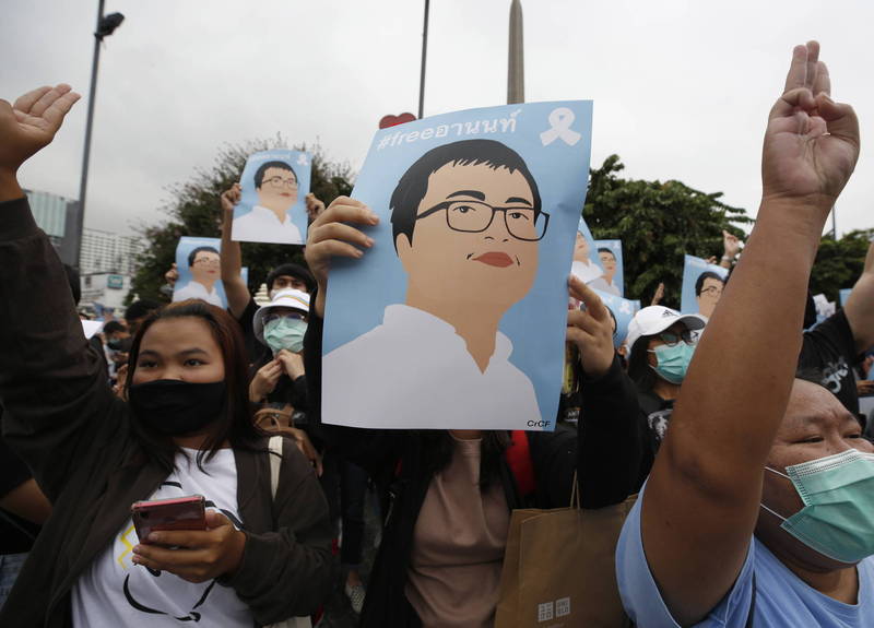 泰國民眾上週在示威中要求釋放人權律師安農，並要求總理帕拉育下台。（歐新社）